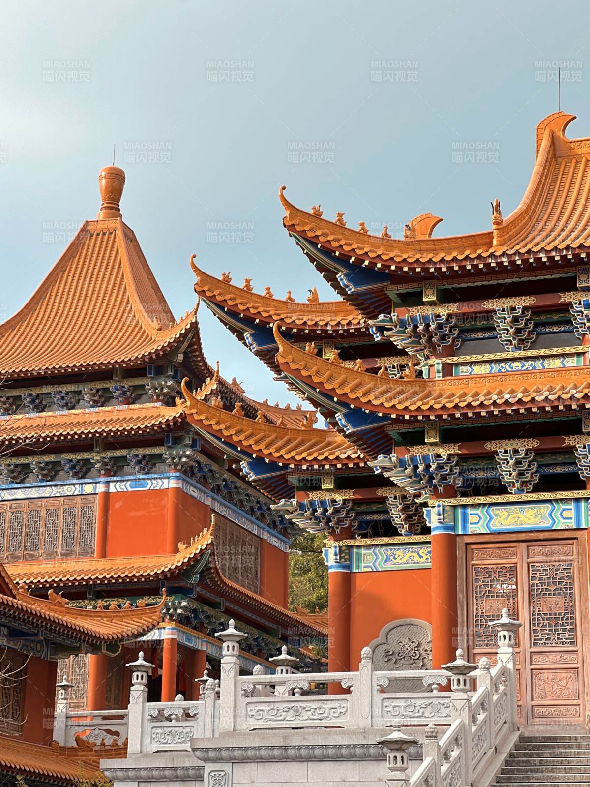 古寺飞檐映蓝天图片