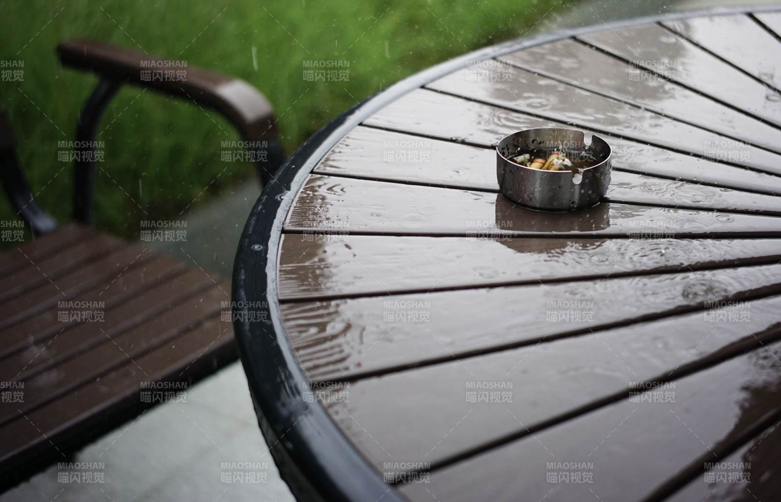 雨中餐桌上的金属碗图片