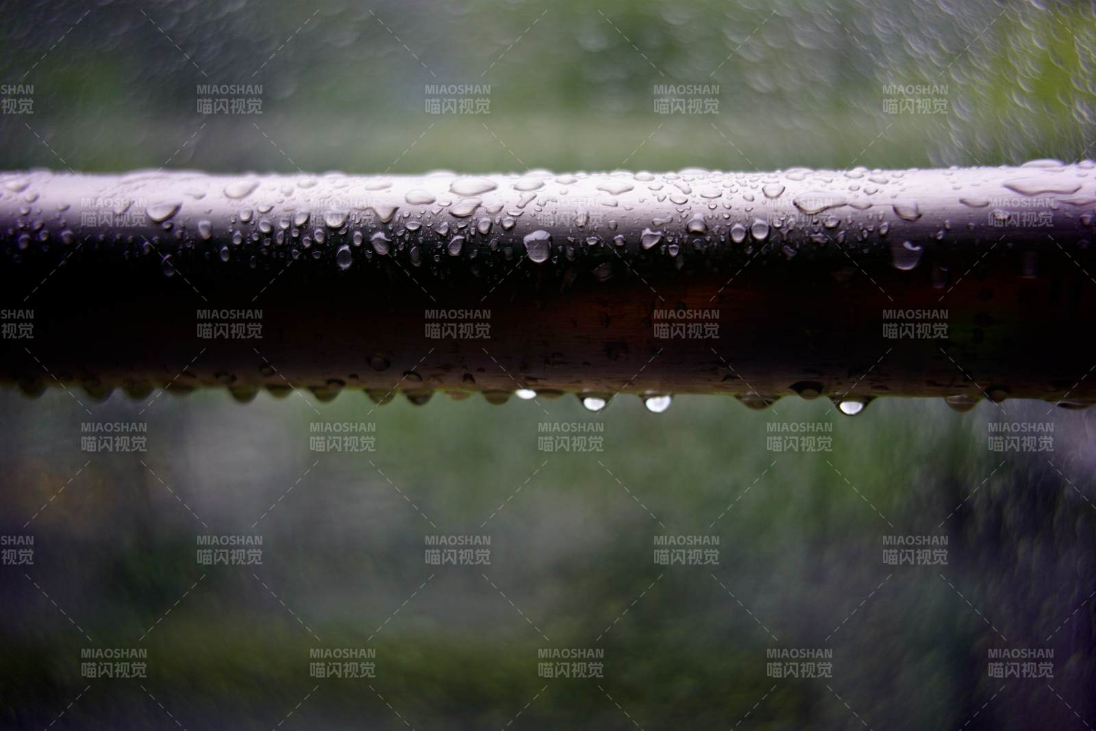 雨滴在栏杆上晶莹剔透图片