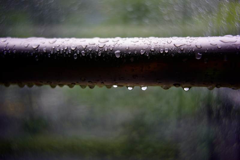 雨滴在栏杆上晶莹剔透图片