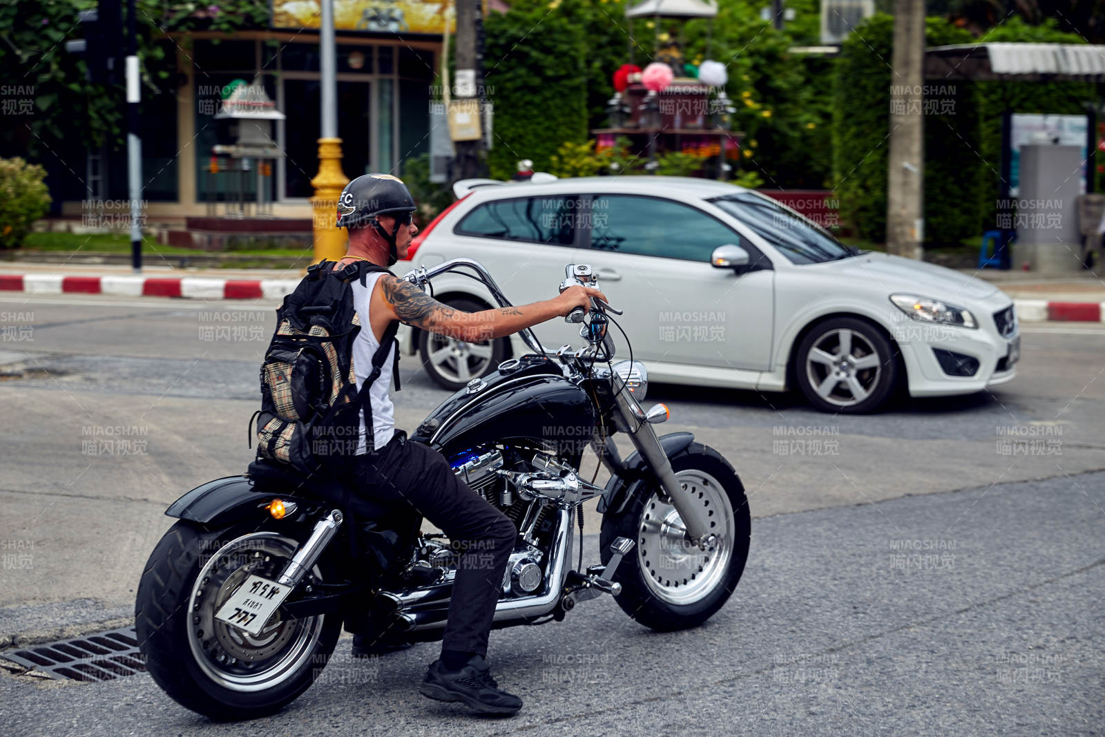 街头骑手与哈雷摩托图片