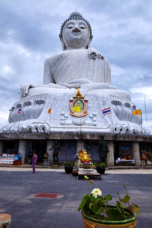 大佛雕像前的宁静场景图片