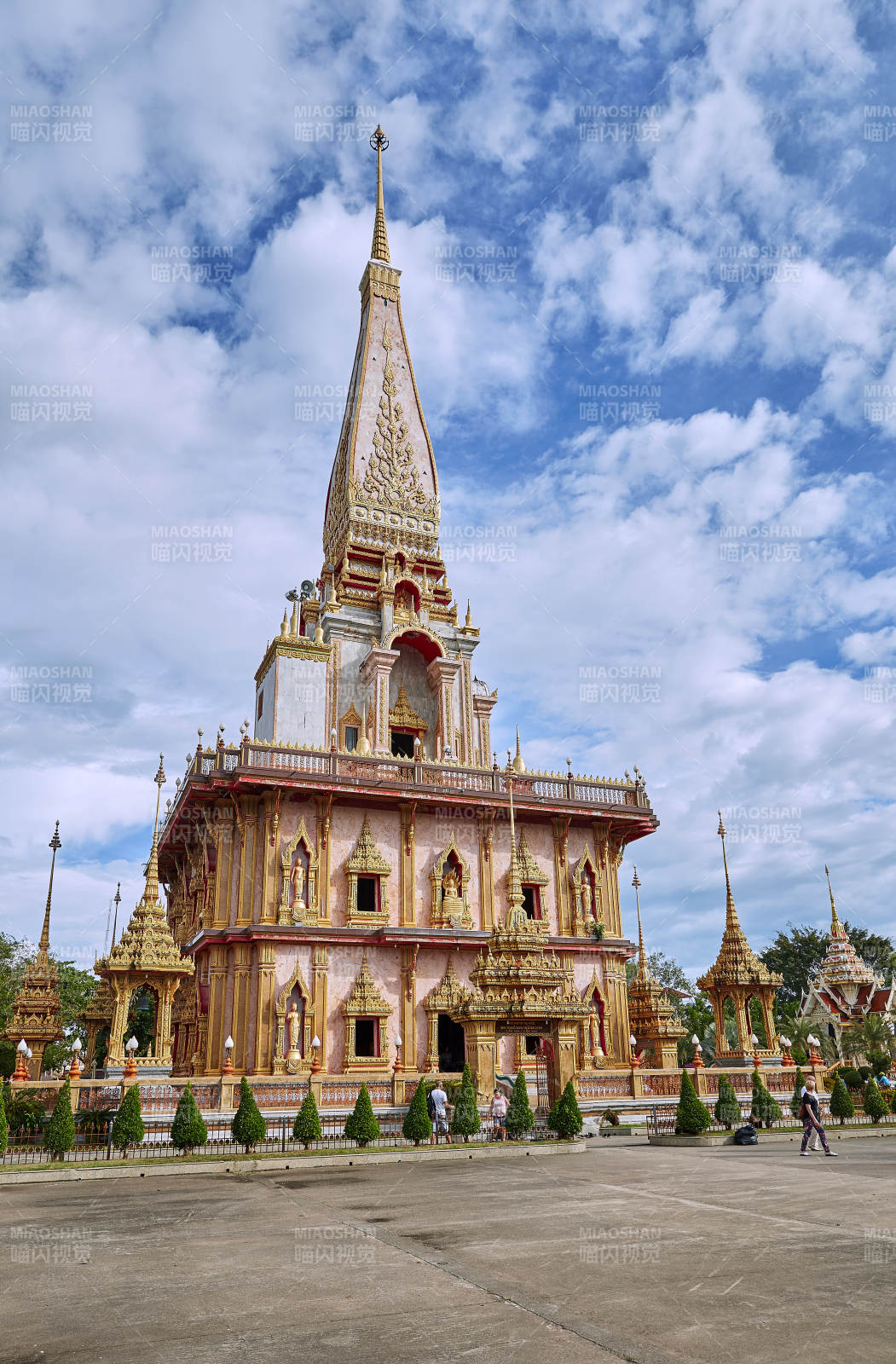 金色佛塔蓝天白云下图片