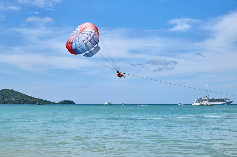 泰国斯米兰岛海上滑翔伞体验图片