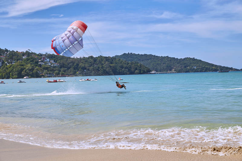泰国普吉岛海滩风筝冲浪乐趣无限图片