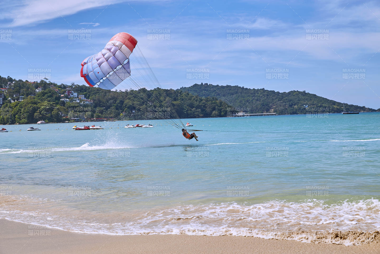 泰国普吉岛海滩风筝冲浪乐趣无限图片