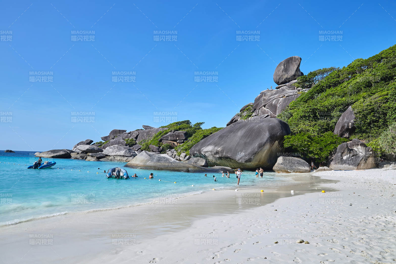 泰国斯米兰岛热带海滩与巨石风光图片