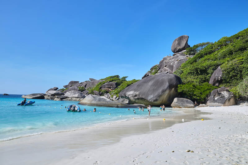 泰国斯米兰岛热带海滩与巨石风光图片