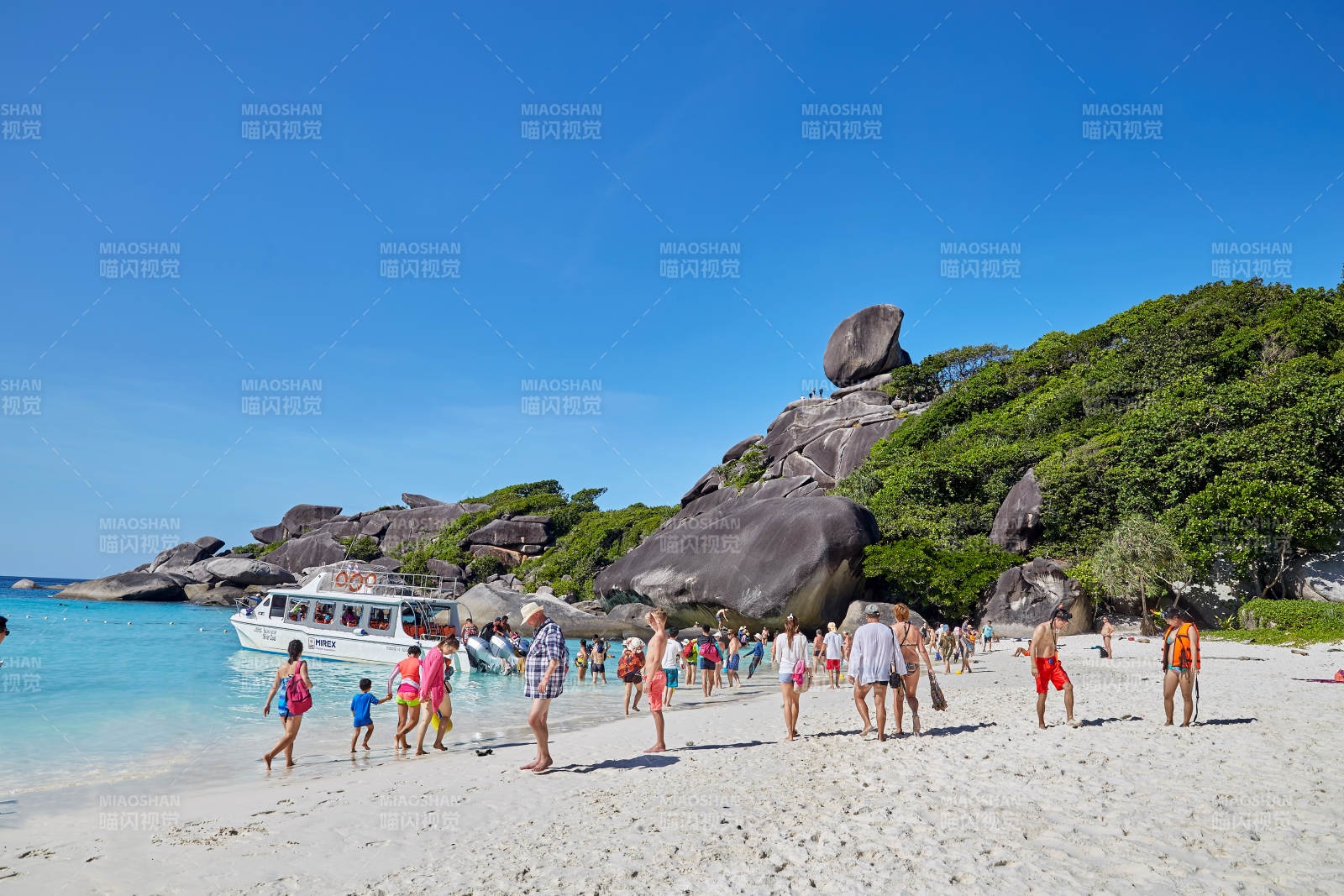 泰国斯米兰岛热带海滩游客众多图片