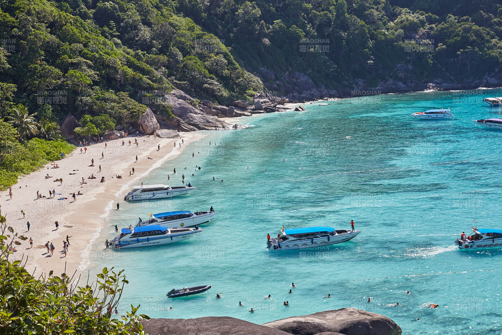 泰国斯米兰热带海滩与游船风光图片