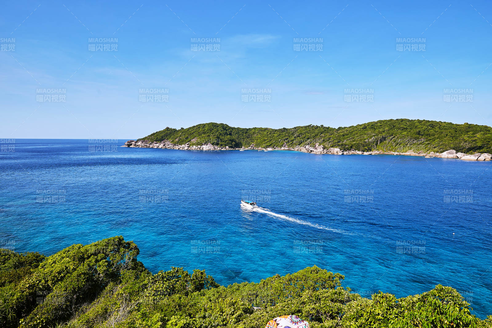 泰国斯米兰碧海蓝天 小岛静谧图片