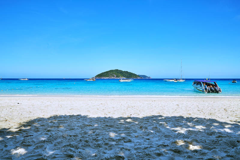 泰国斯米兰热带海滩与小岛风光图片