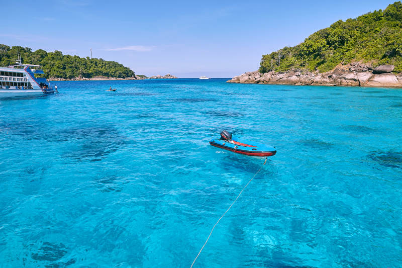 碧海蓝天 小舟悠然图片