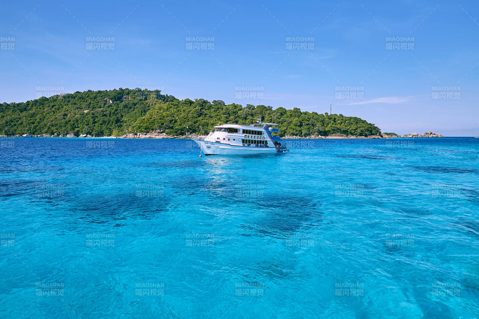 碧海蓝天游船行图片