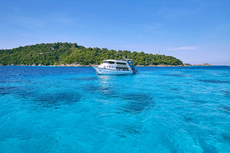 碧海蓝天游船行图片