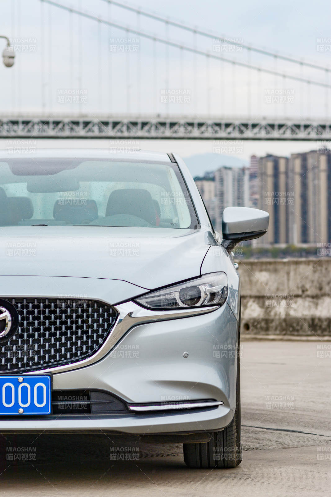 城市桥畔的银色轿车图片