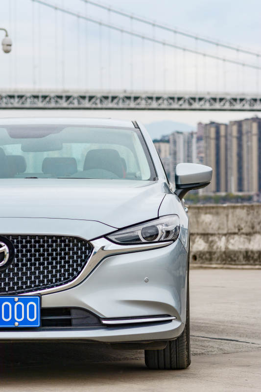 城市桥畔的银色轿车图片