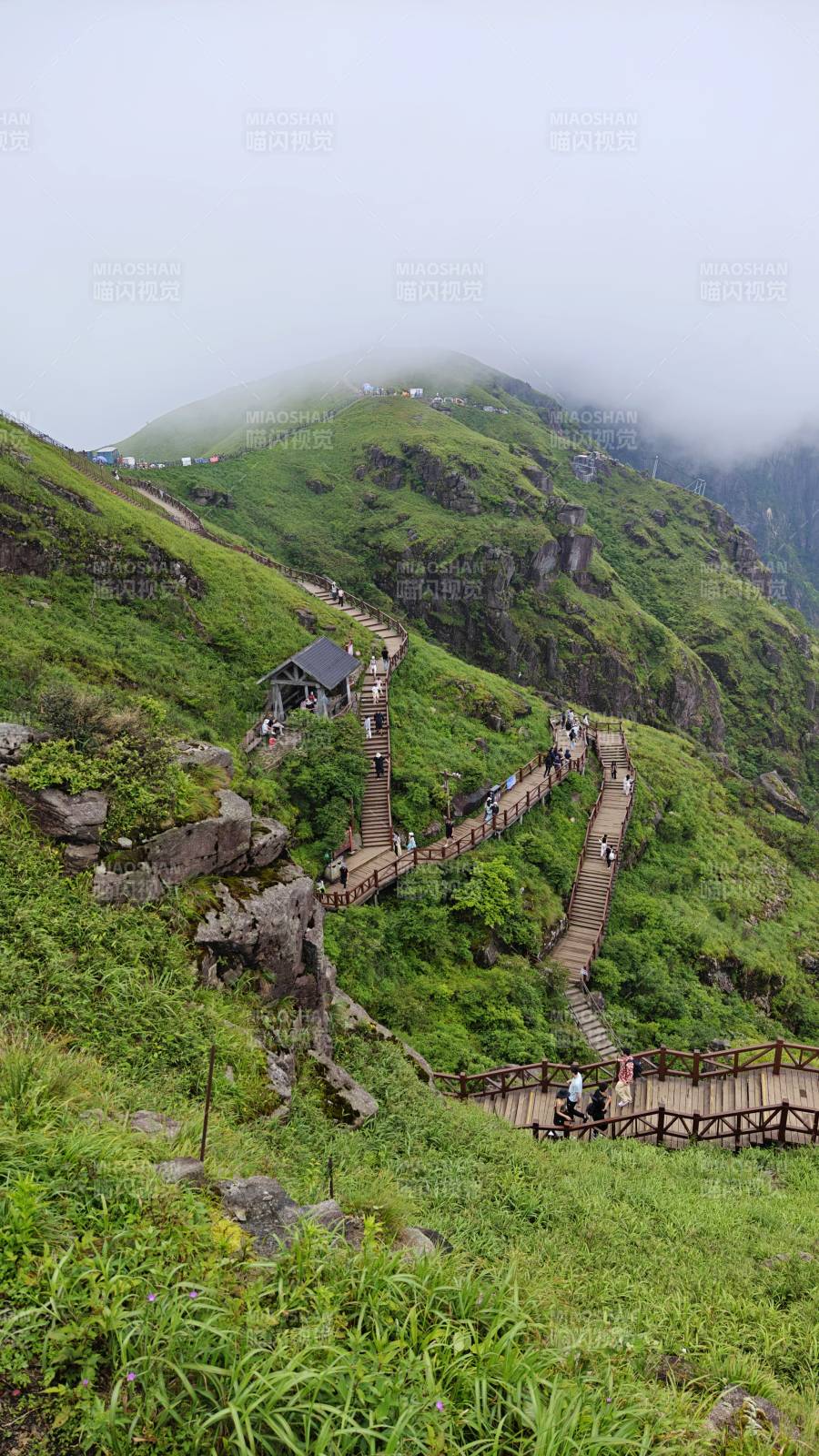 云雾缭绕的山间栈道图片