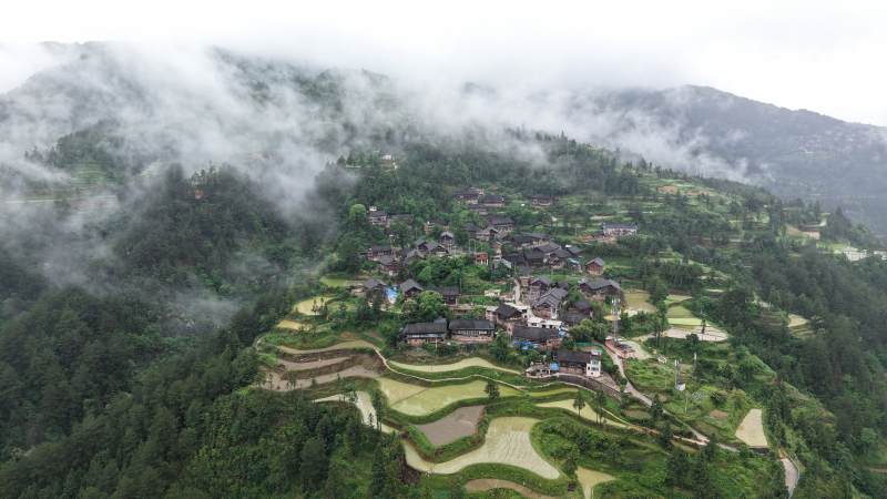 云雾缭绕的山间村落图片