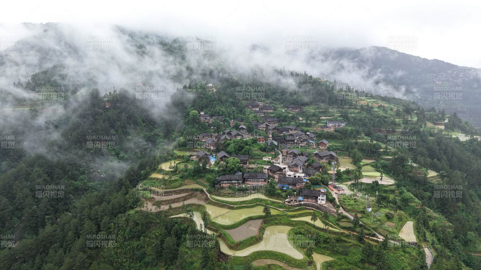 云雾缭绕的山间村落图片