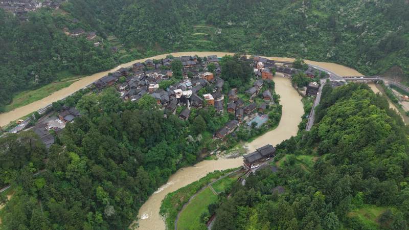 山间村落 绿水环绕图片