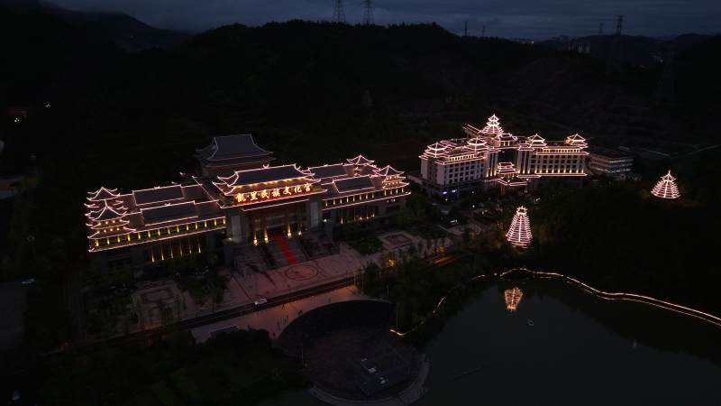 夜景中的建筑群灯火辉煌图片