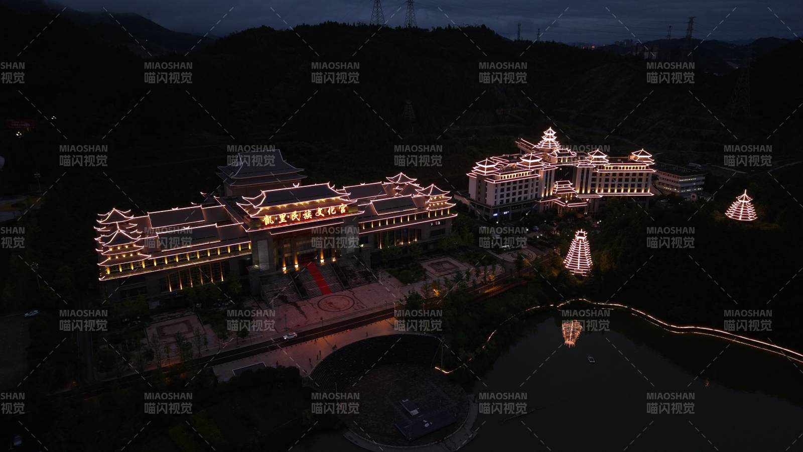 夜景中的建筑群灯火辉煌图片