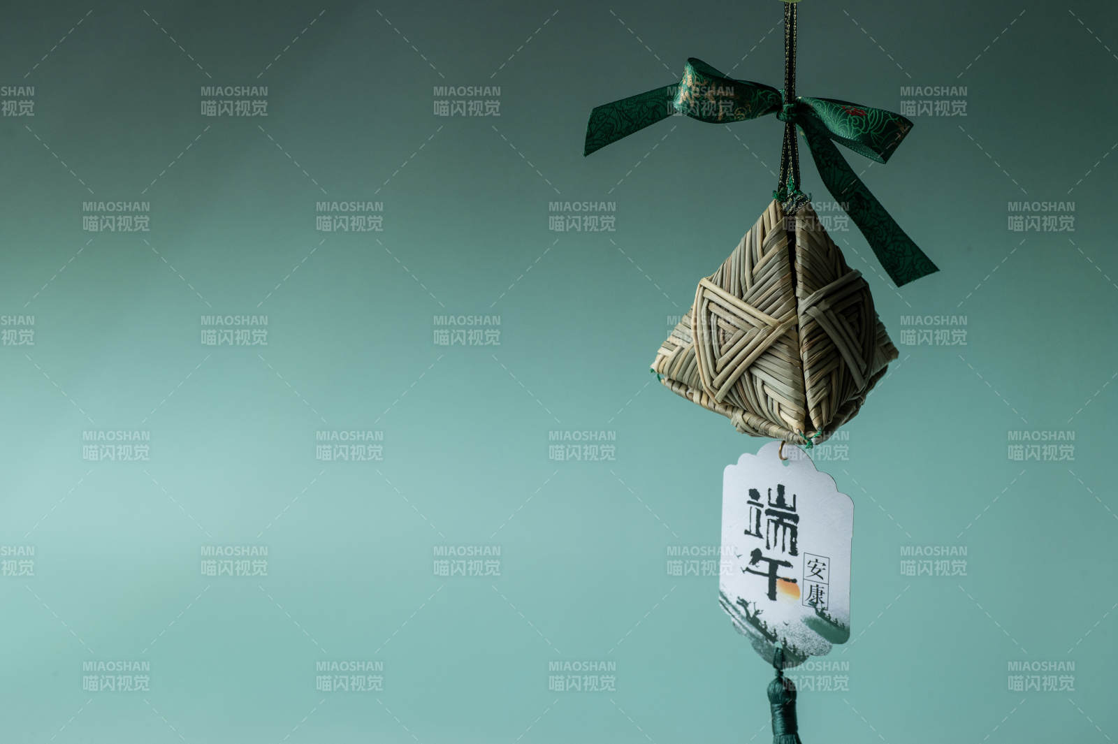 端午节粽子挂饰特写图片