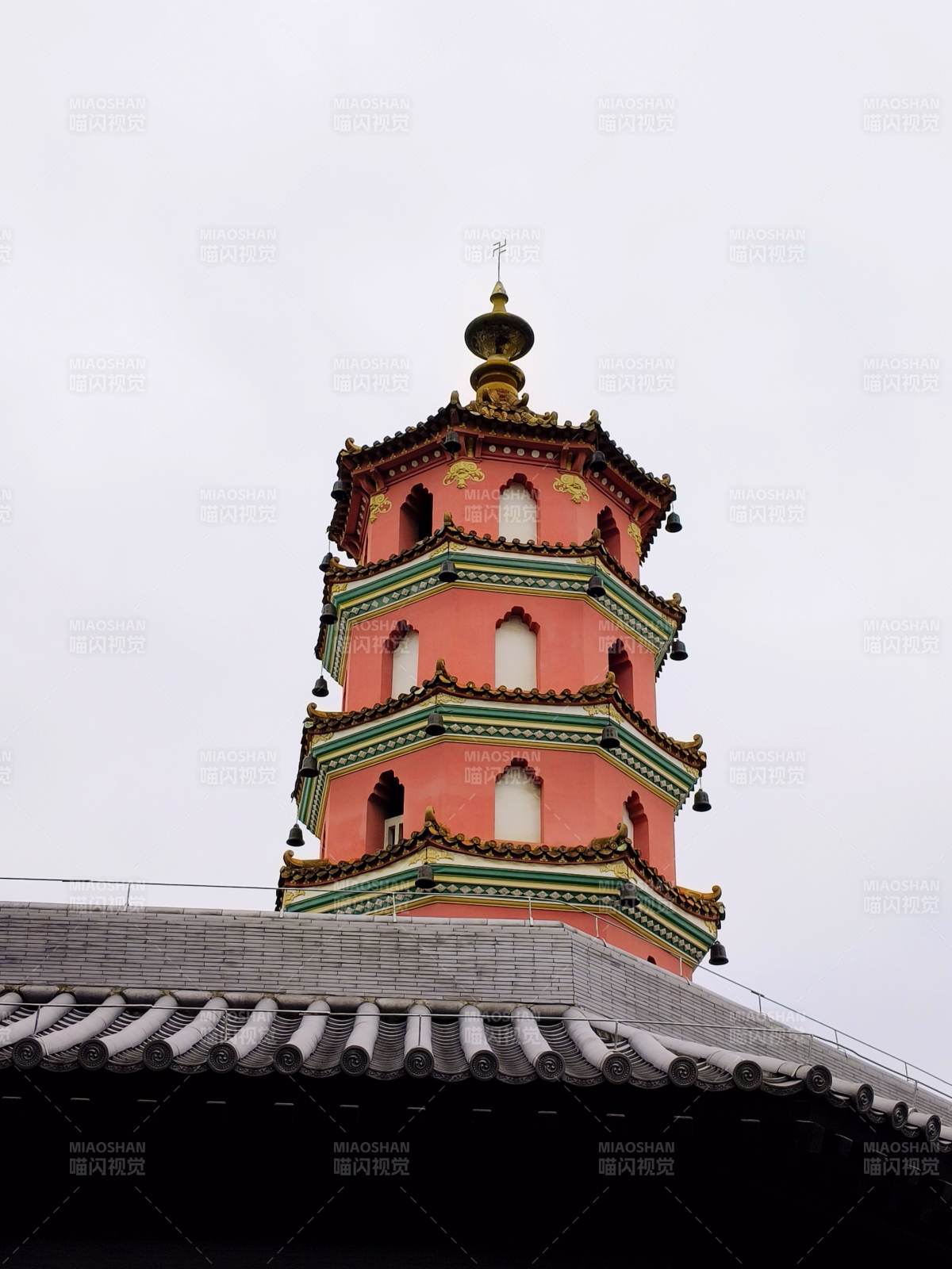 广东佛山仁寿寺 古塔尖顶 红墙绿瓦图片