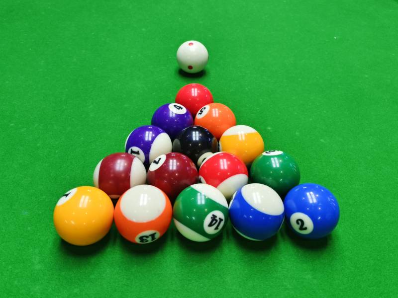 台球排列成三角形图案图片