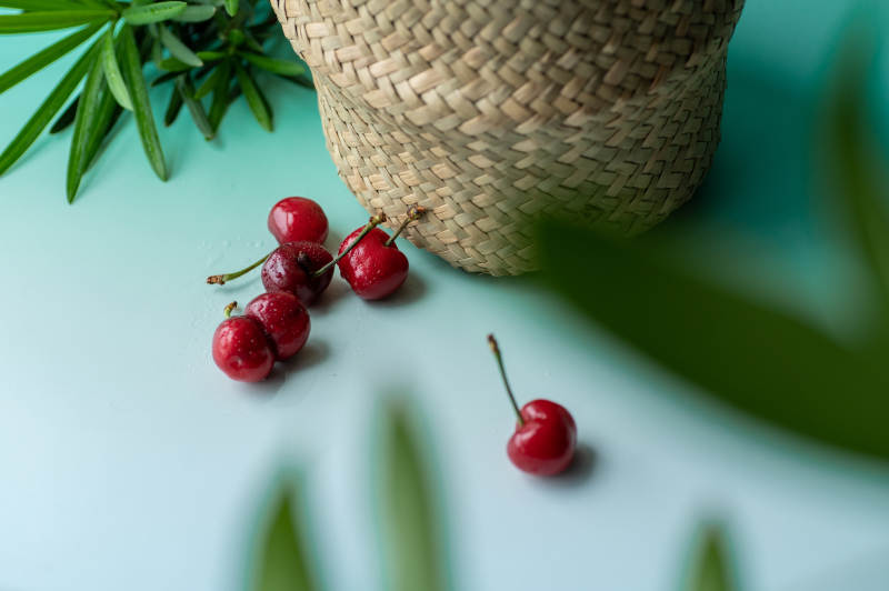 樱桃与绿叶的清新时光图片