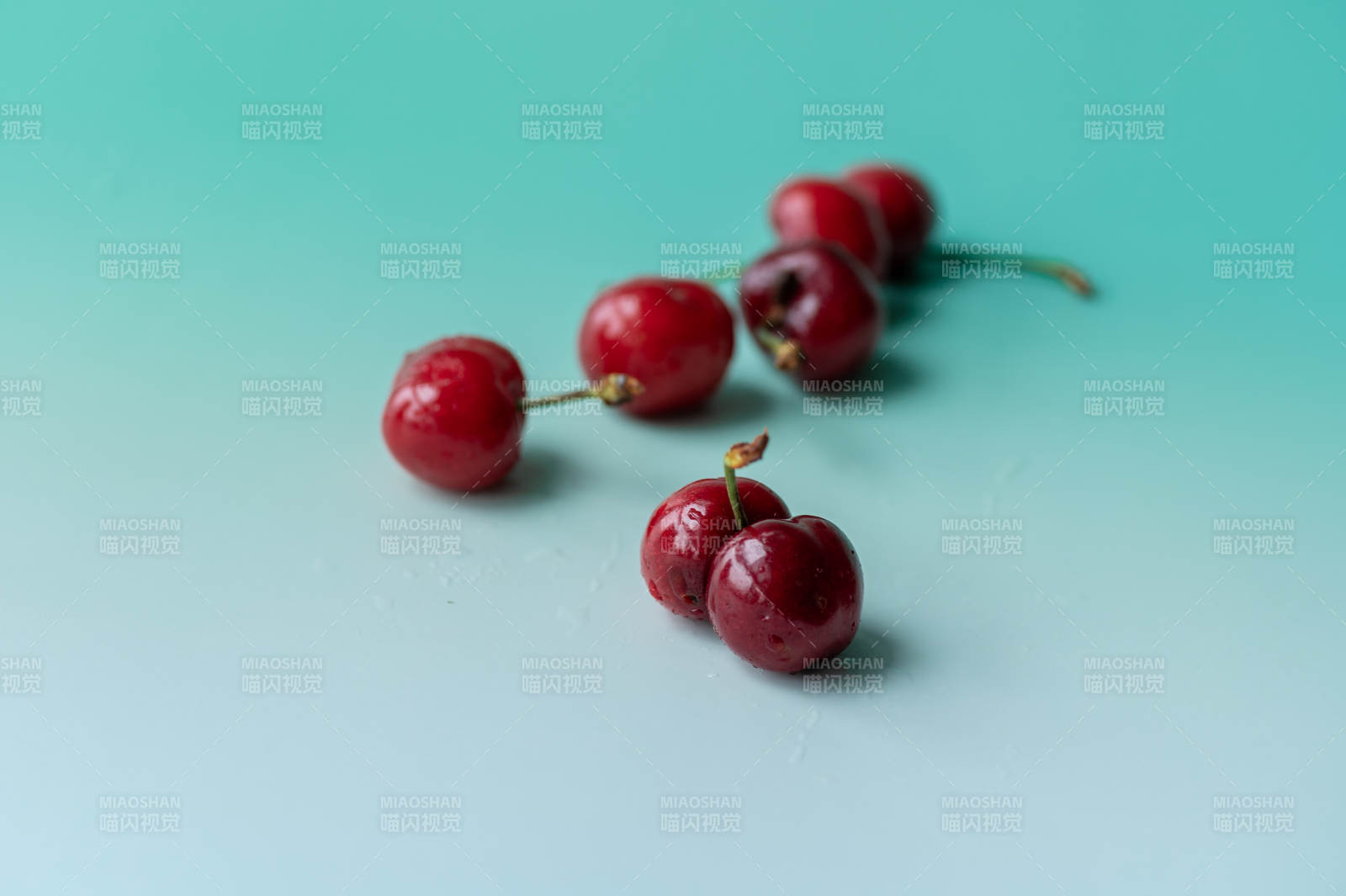 青蓝背景上的几颗樱桃图片