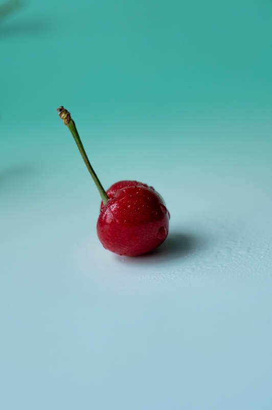 樱桃静谧蓝背景图片