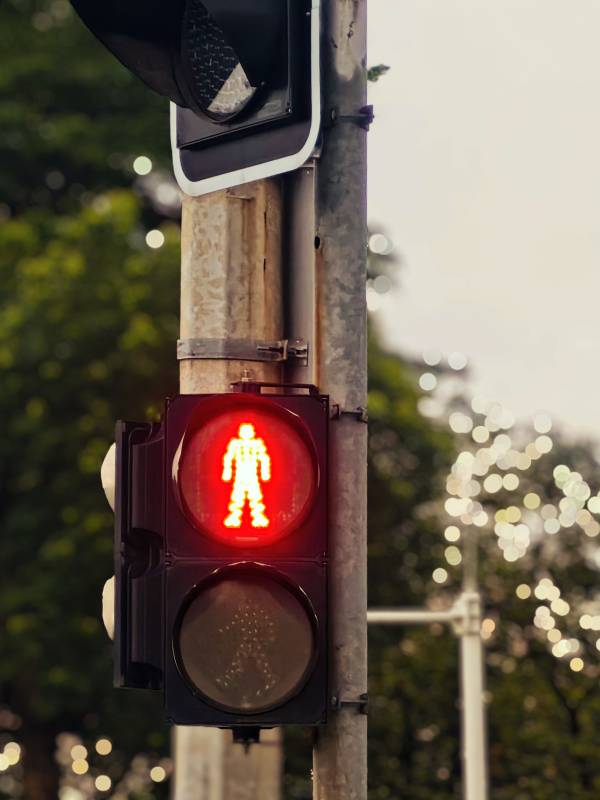 红灯行人停 安全第一图片