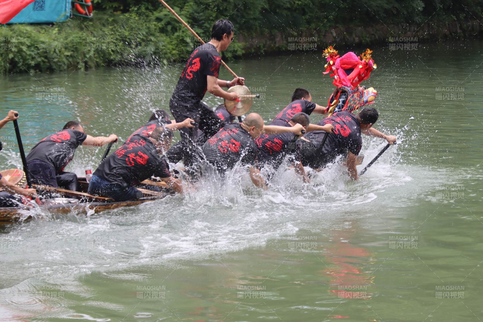 龙舟竞渡 水花四溅图片