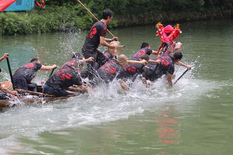 龙舟竞渡 水花四溅图片
