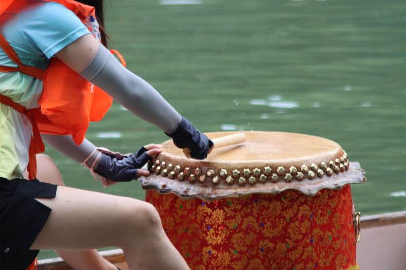 水上鼓手 激情敲击图片