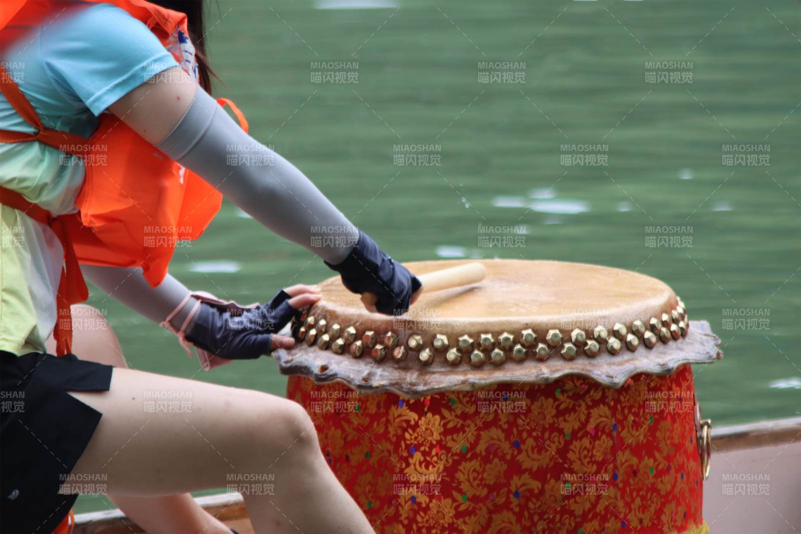 水上鼓手 激情敲击图片