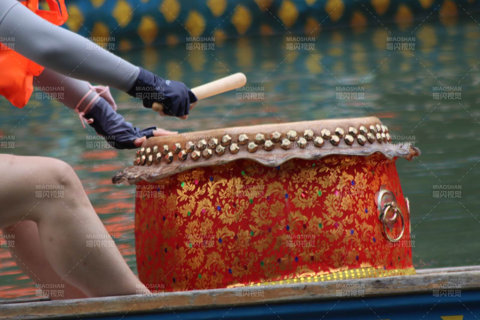 龙舟鼓手击鼓瞬间图片