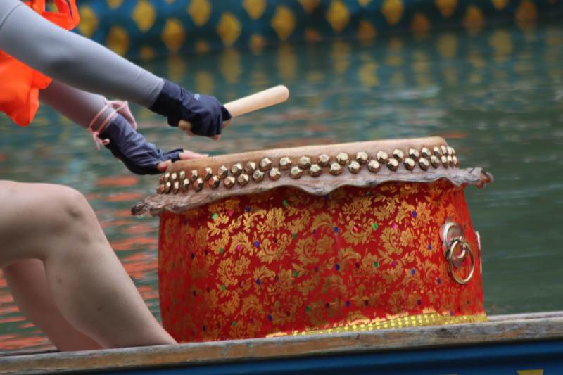 龙舟鼓手击鼓瞬间图片