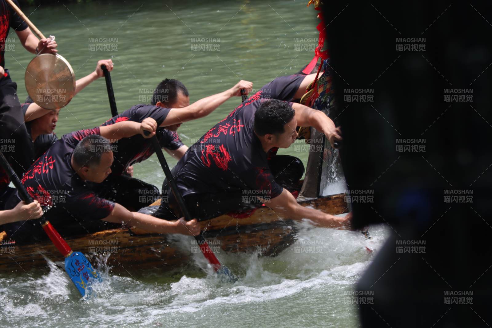 龙舟竞渡 奋力划桨图片