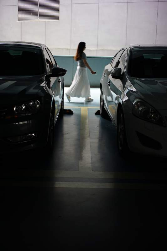 地下车库中的光影人影图片