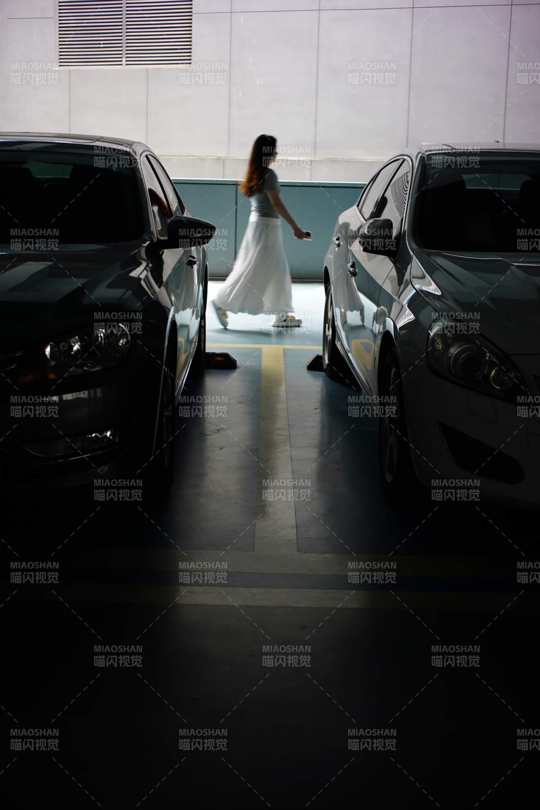 地下车库中的光影人影图片