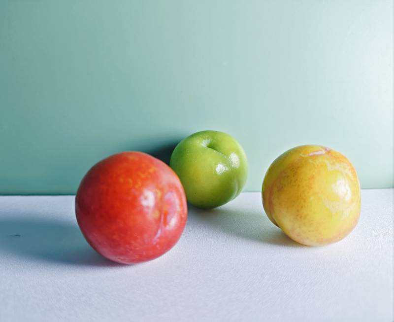 三颗色彩斑斓的水果图片