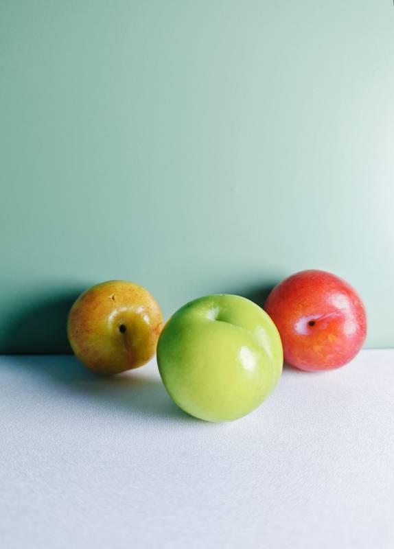 三颗水果的静谧时光图片
