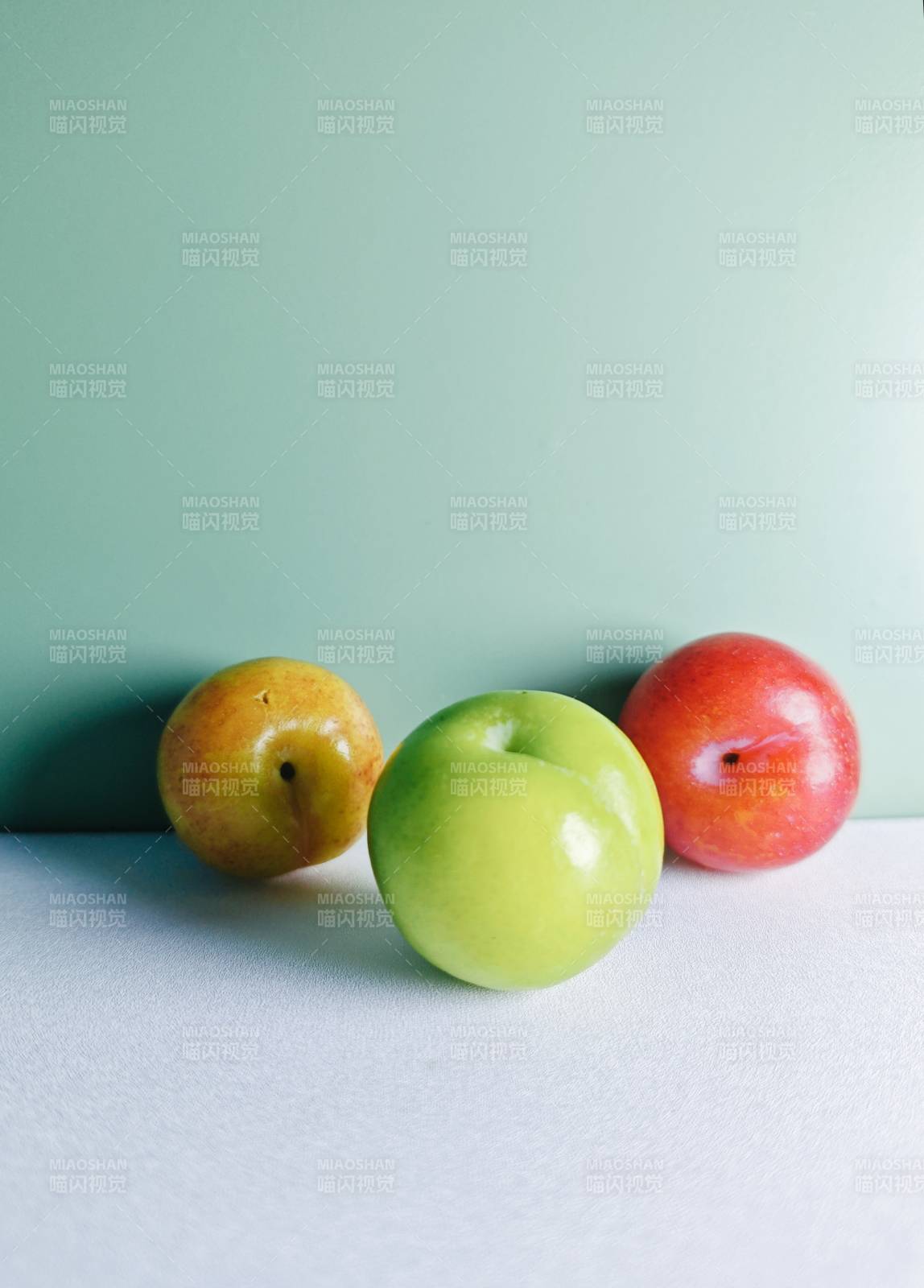 三颗水果的静谧时光图片