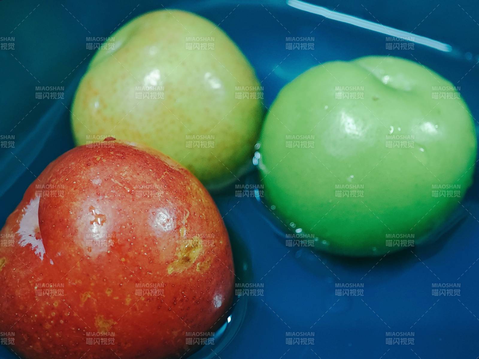 三颗李子水中漂图片