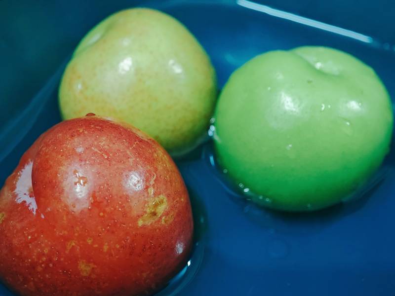 三颗李子水中漂图片