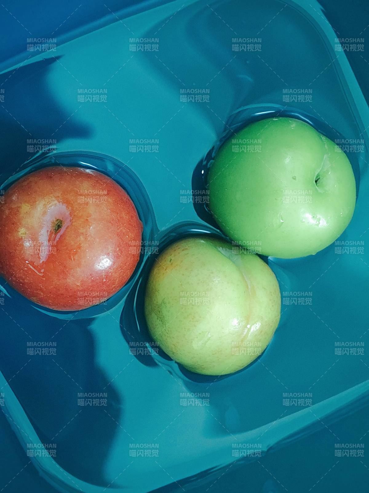 水果在水中的倒影图片