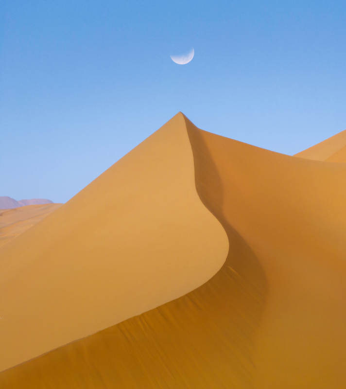 沙漠月牙 静谧之美图片